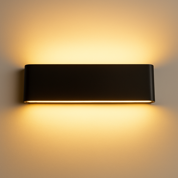 Udendørs LED væglampe IP65 i buet glas design, perfekt til facadebelysning.