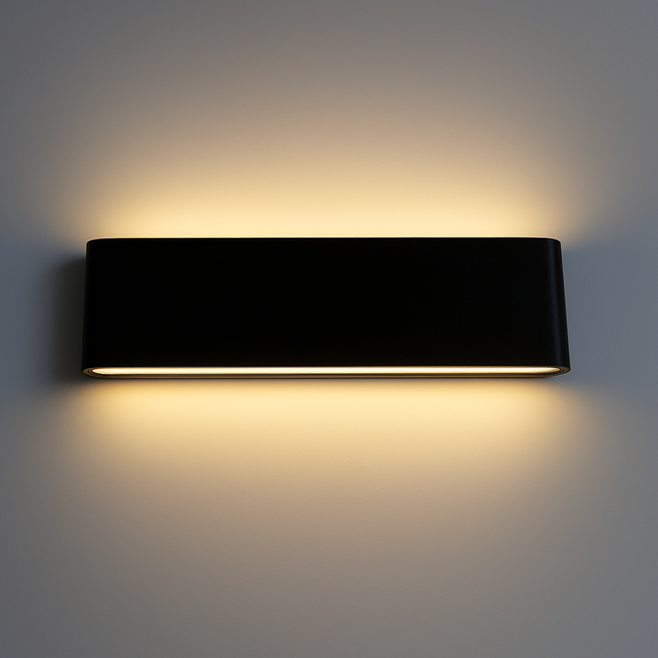 Dekorativ LED væglampe med moderne buet glas design, velegnet til stemningslys.
