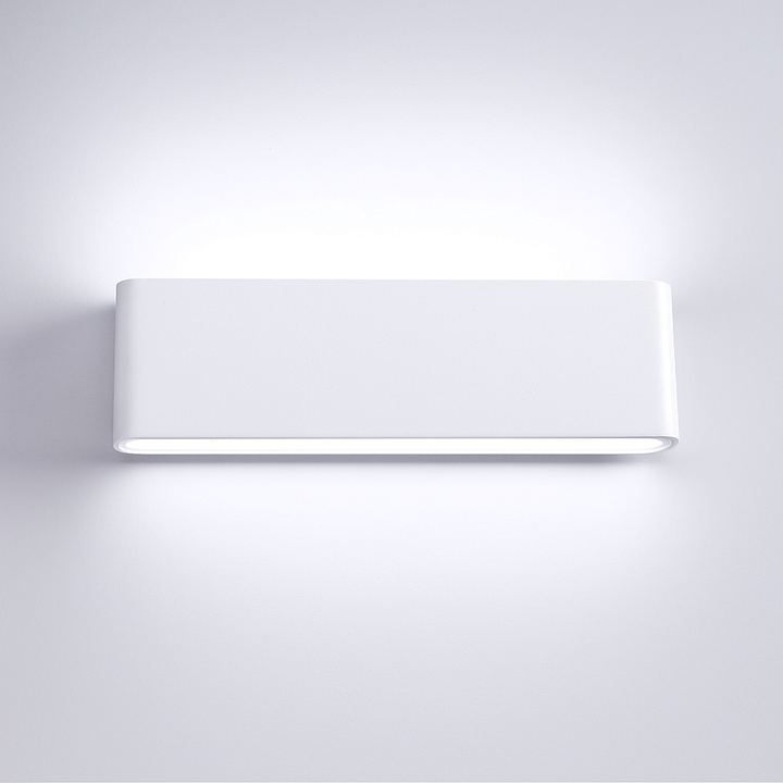 Elegant LED væglampe med buet glas, moderne design og energibesparende belysning.