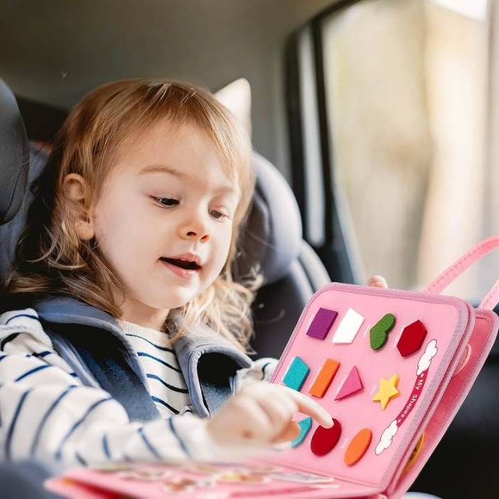 Farverig Montessori rejseaktivitetsbog i filt, perfekt til leg og udvikling af finmotorik hos småbørn.