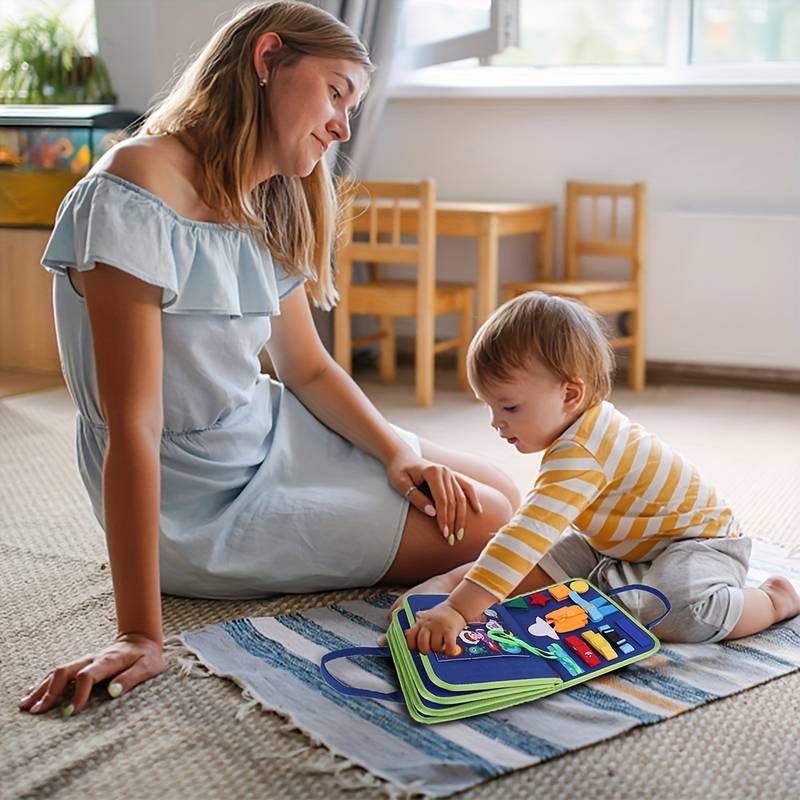 Interaktiv Montessori bog med knapper, lynlåse og snørebånd for småbørns finmotorik og skærmfri læring.