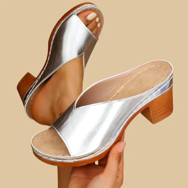 Stilfulde kvindesandaler med tykke hæle. Moderne ortopædiske sandaler for komfortabel og elegant sommer.