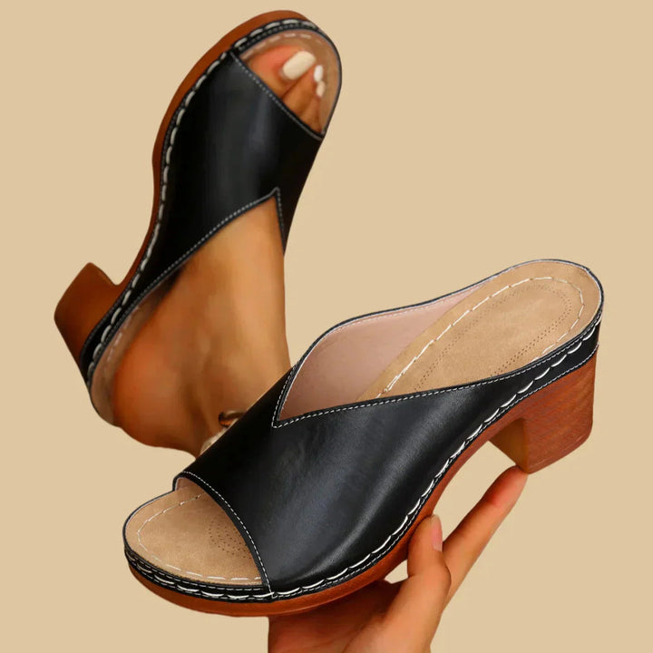Detalje af komfortable kvindesandaler. Ortopædiske sommersandaler med tykke hæle og holdbar kvalitet.