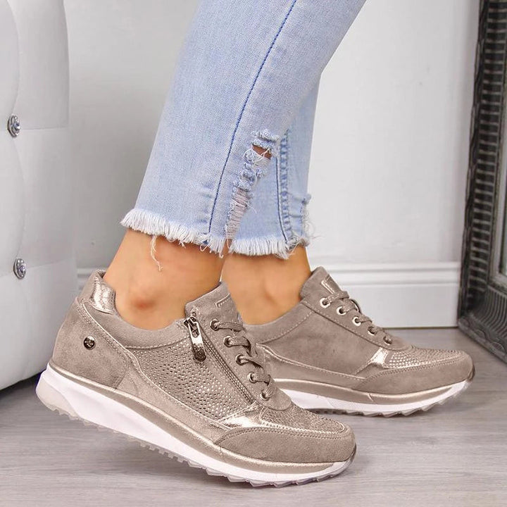 Ortopædiske sneakers til kvinder i åndbart materiale, der giver støttende komfort til hverdagsbrug.