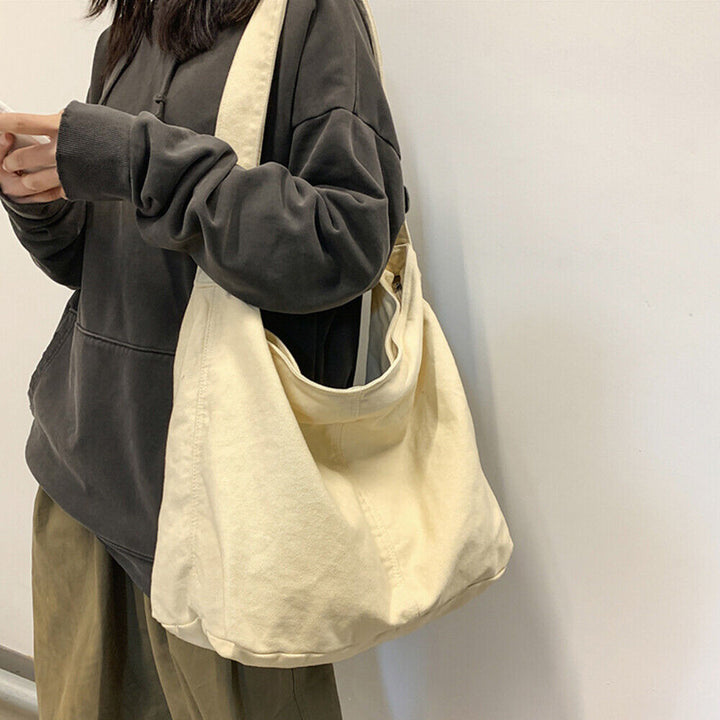 Elegant hvid lærredstaske til kvinder. En alsidig skuldertaske i canvas, perfekt som mode accessory til hverdagsbrug.