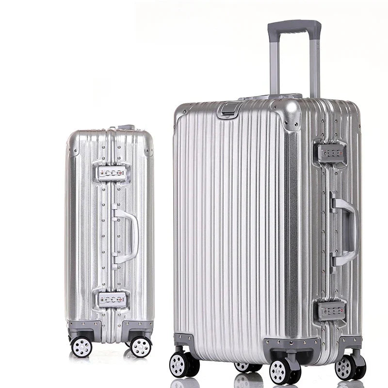 Åben letvægts aluminium rejsekuffert viser rummeligt interiør og holdbar hardcase-konstruktion.