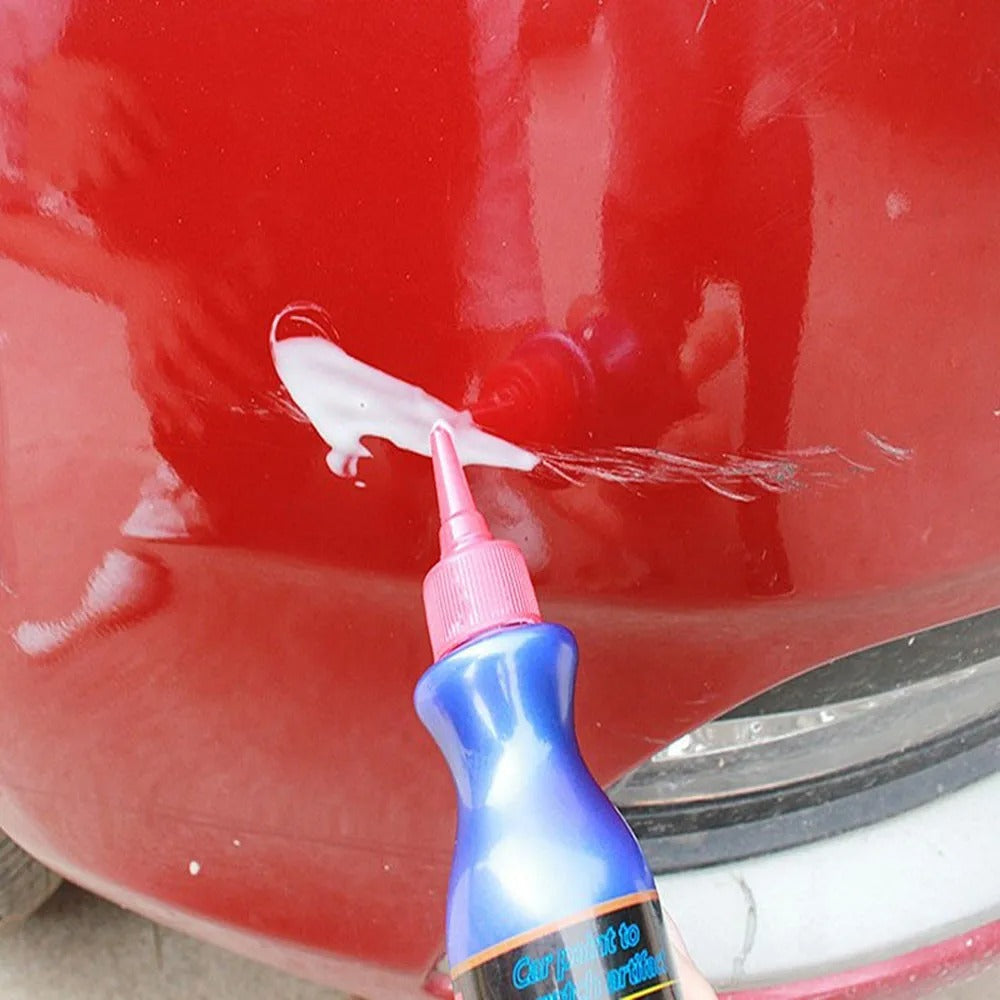 Før/efter billede af bil. Ridser er fjernet med professionel bilpleje og autorens produkt.