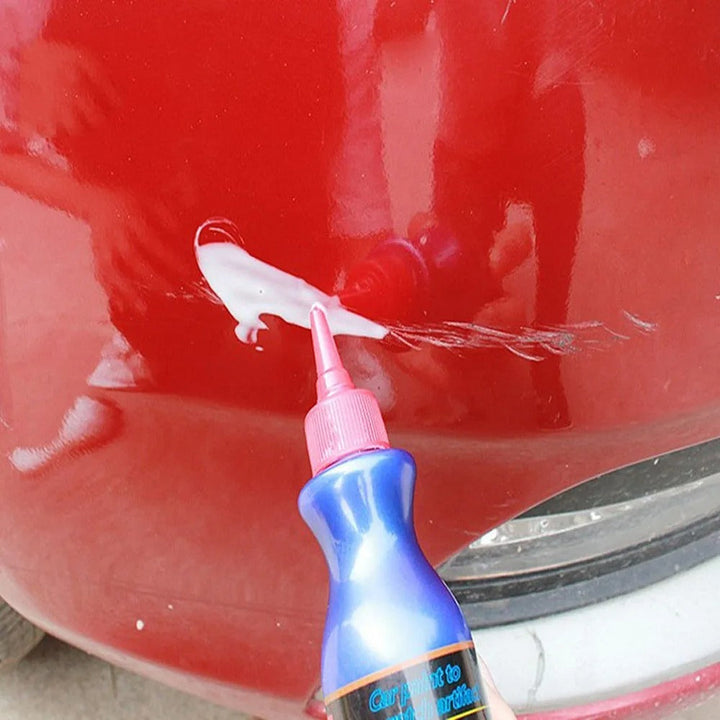 Før/efter billede af bil. Ridser er fjernet med professionel bilpleje og autorens produkt.