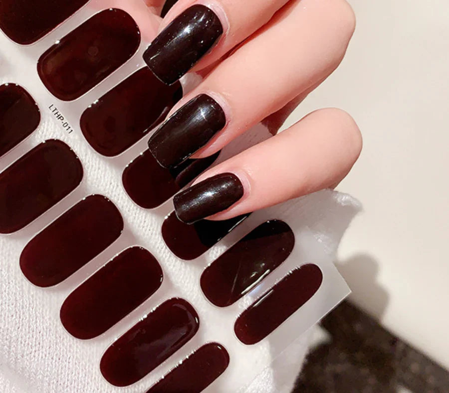 Få salonværdig gel-manicure hjemme med holdbare neglestickers. Smukt negledesign og skønhed til kvinder nemt.