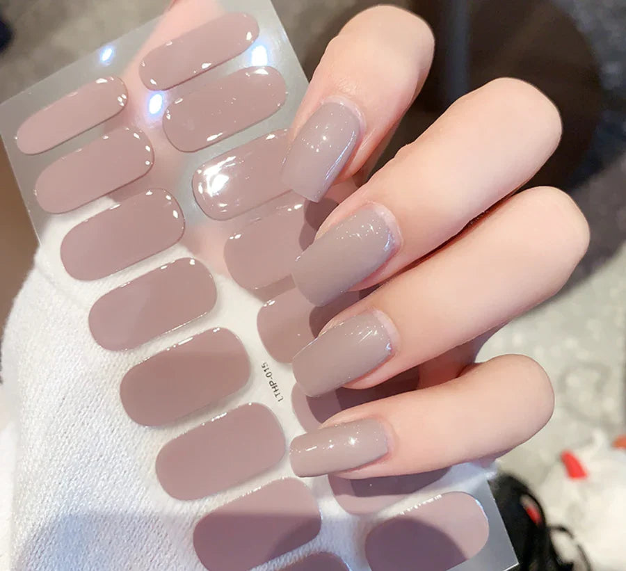 QuickGlam gel-neglestickers til kvinder. Nem og holdbar hjemme-manicure for flot neglepleje og negledesign.