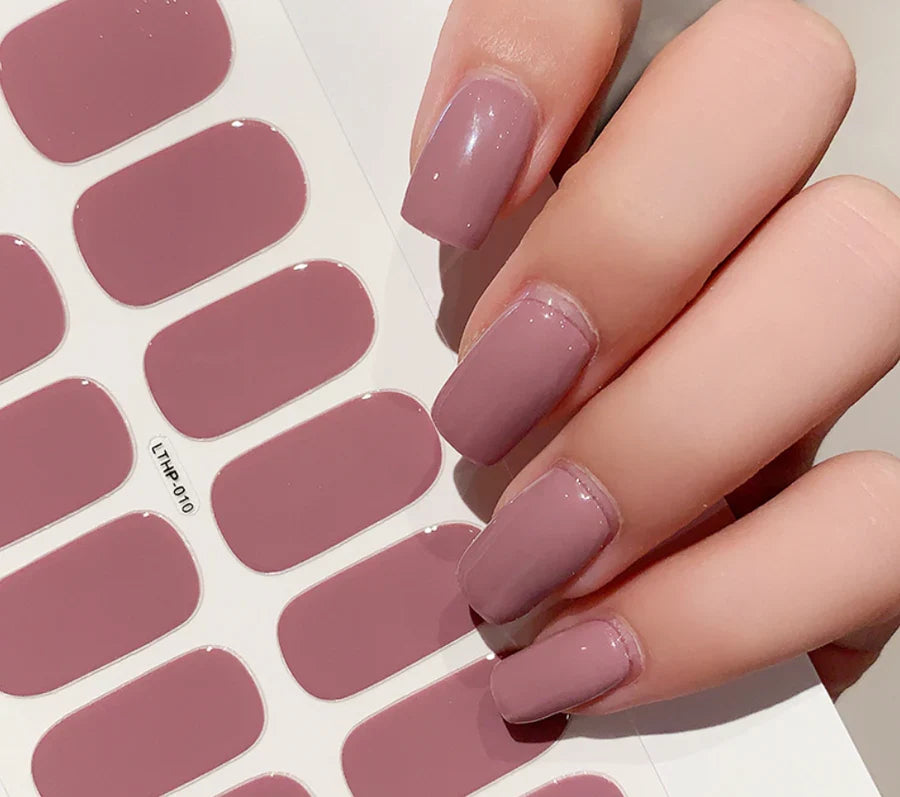 Holdbare gel-neglestickers giver nem påføring til smuk hjemme-manicure og skønhed på neglene for kvinder.