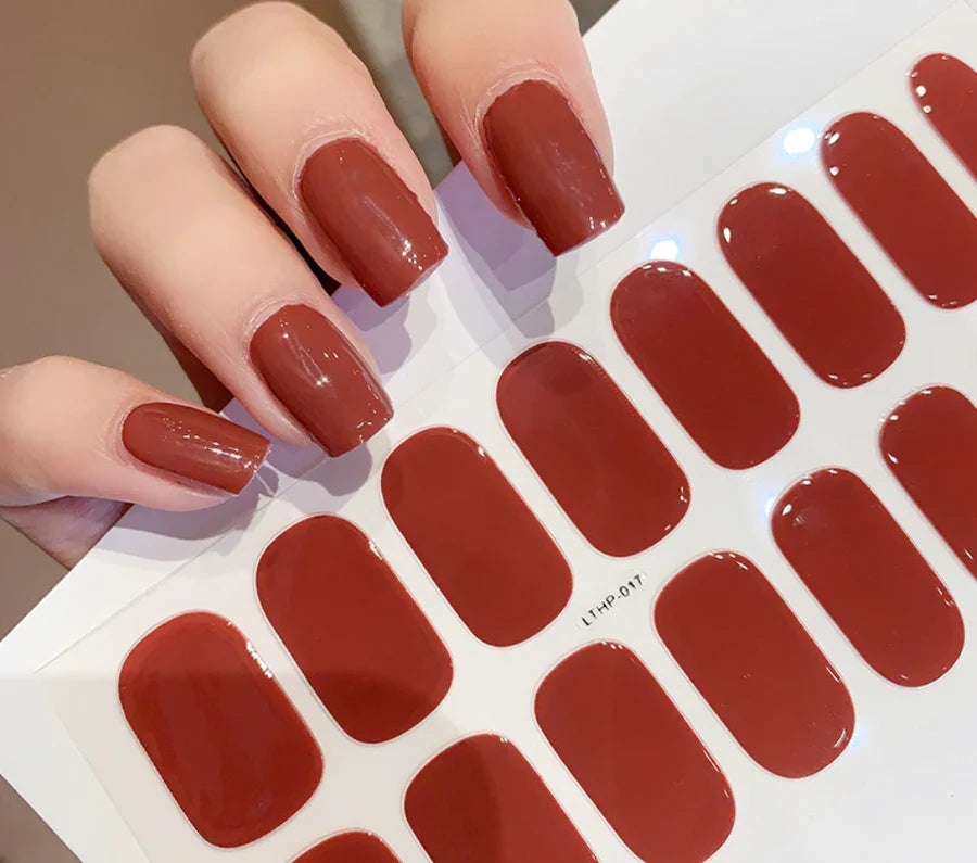 Moderne gel-neglestickers for en hurtig og holdbar manicure. Neglepleje og negledesign for kvinder nemt hjemme.