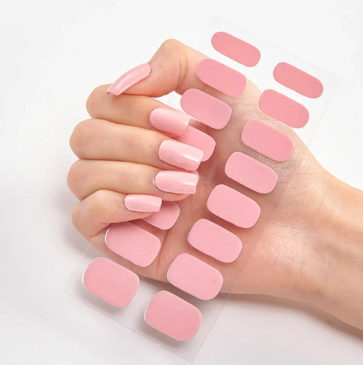 Stilfulde gel-neglestickers til kvinder. Skab dit eget negledesign med holdbar neglelak. Hjemme-manicure.