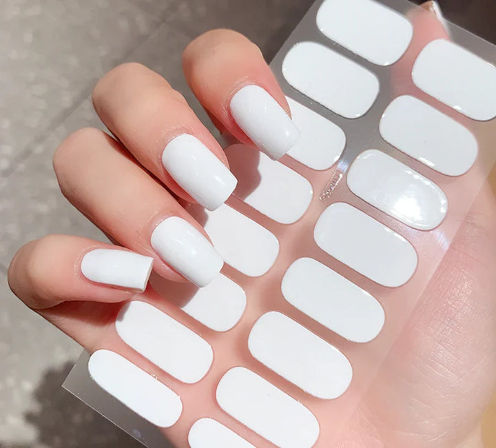 DIY hjemme-manicure med gel-neglestickers. Nem neglepleje for skønhed og holdbare negle nemt påført.