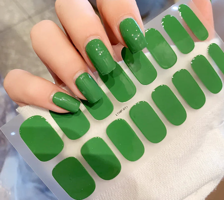Hurtig og holdbar gel-manicure med QuickGlam neglestickers. Nem påføring af neglelak til kvinder.