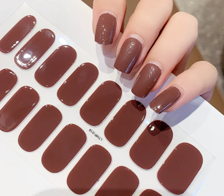 Perfekte gel-neglestickers til hjemme-manicure. Spar tid med smukt negledesign og nem neglepleje for kvinder.
