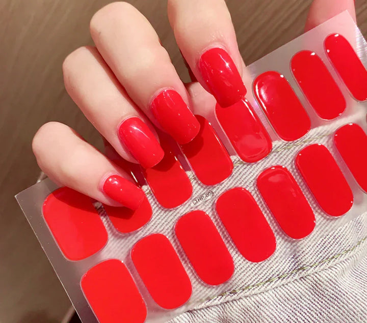 Glansfulde gel-neglestickers for en professionel manicure. Nem påføring giver holdbare negle til kvinder.