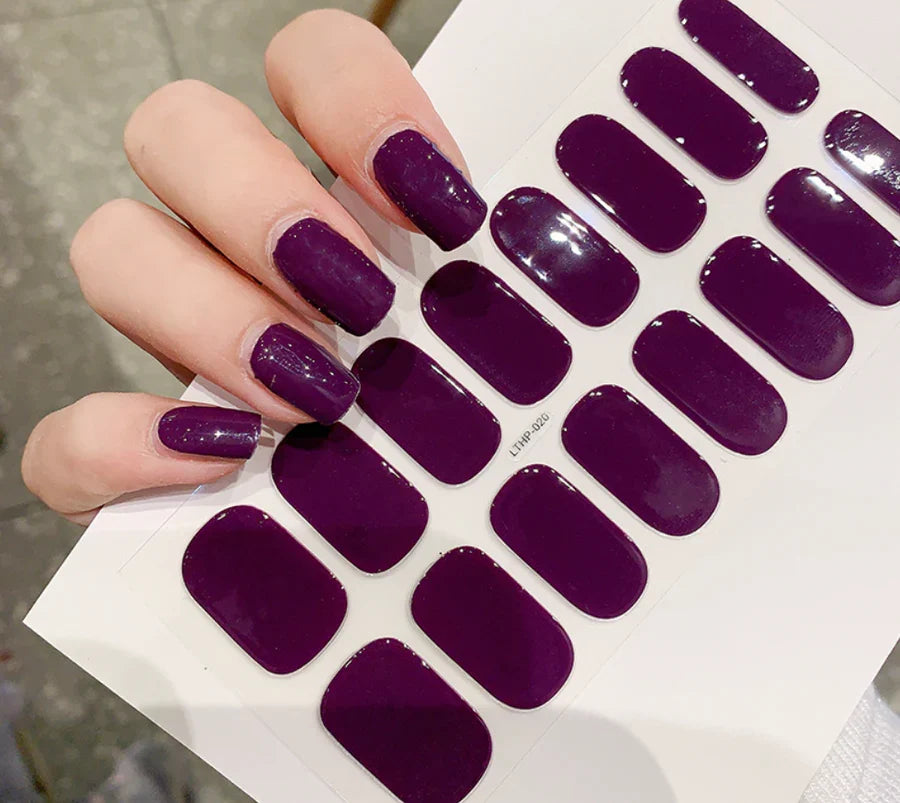 Elegant negledesign med gel-neglestickers. Få holdbare negle og en flot hjemme-manicure til kvinder nemt.