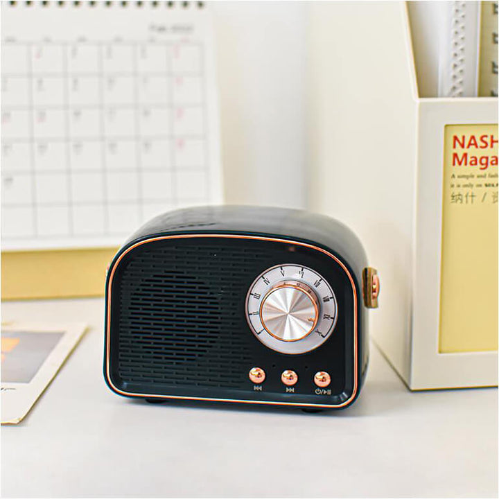 Retro Bluetooth højttaler med FM radio i stilfuldt design. Trådløs lyd til hjemmeunderholdning.
