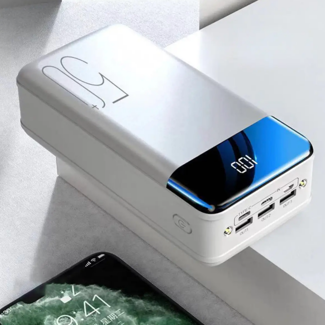 Sort 50.000mAh powerbank, bærbar mobil oplader med multi-USB-porte for alle dine enheder.