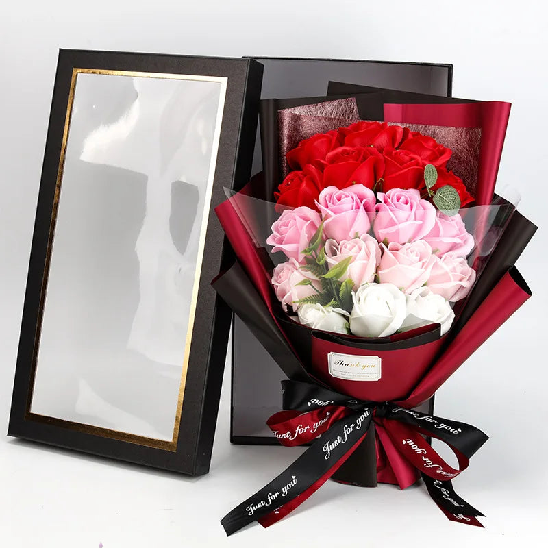 Romantisk buket sæberoser, perfekt som evighedsrose blomstergave til hende. Dekorativ og duftende.