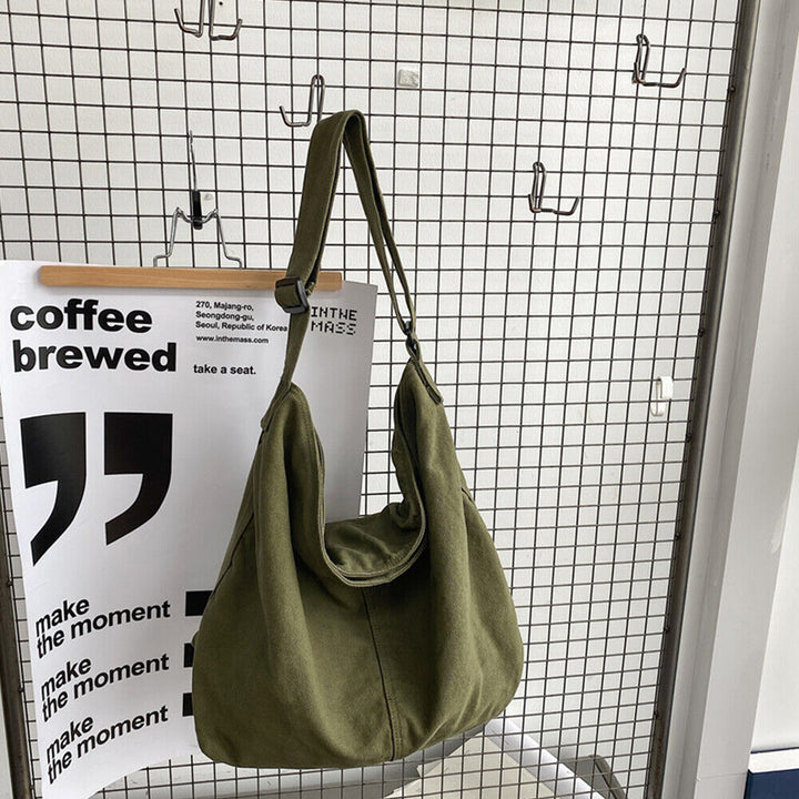 Hvid crossbody-taske til kvinder. Slidstærkt design med justerbar rem for komfort, velegnet til dagligdags brug.