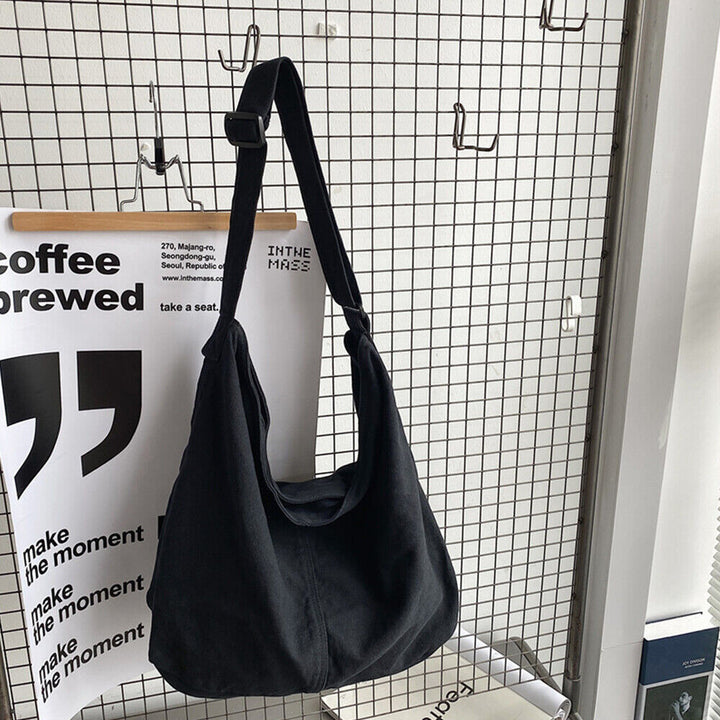 Sort stilfuld kvinders crossbody-taske i holdbart stof med justerbar rem. Rummelig til hverdagsbrug.