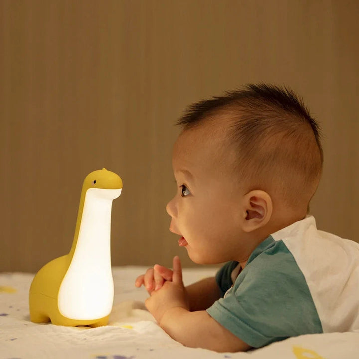 Beroligende dinosaur natlampe til børn. Blødt nattelys sikrer tryg sengetid og hygge i børneværelset.