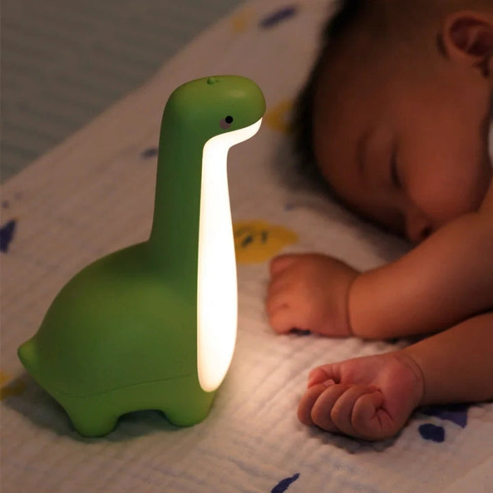Kær grøn dinosaur natlampe til børneværelset. En silikone børnelampe med beroligende og trygt nattelys.