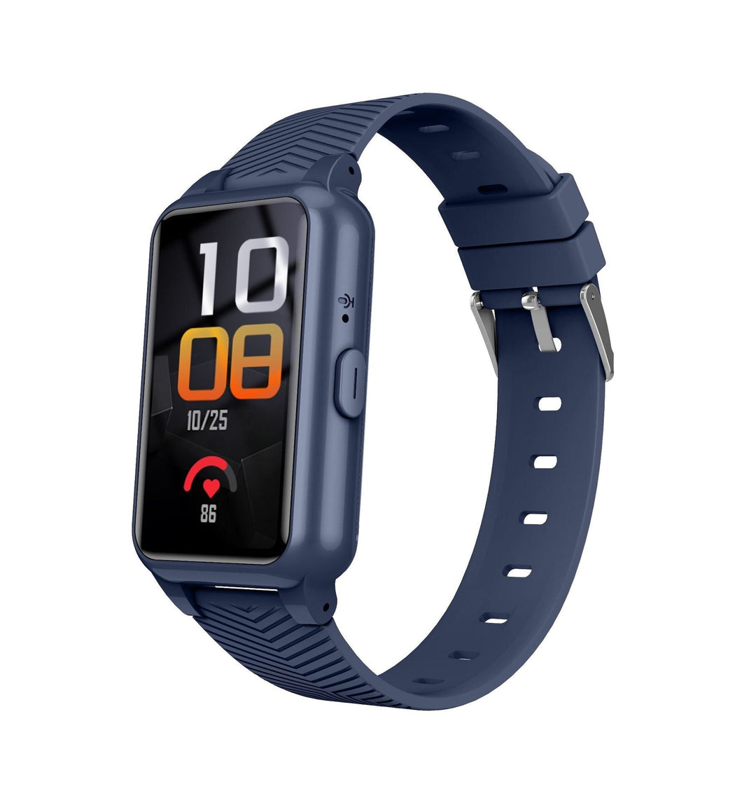 Glad senior med smartwatch på armen. Føler tryghed og frihed med falddetektor og SOS-alarmfunktion.