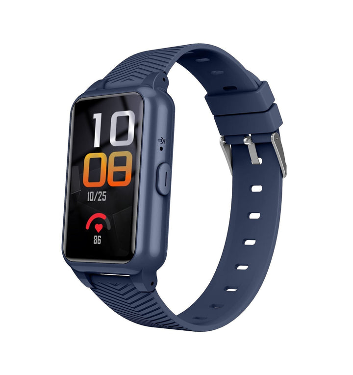 Glad senior med smartwatch på armen. Føler tryghed og frihed med falddetektor og SOS-alarmfunktion.