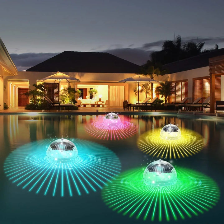 Energibesparende solcelle flydelygte til pool og have. RGB-lys skaber smuk dekorationsbelysning om aftenen.