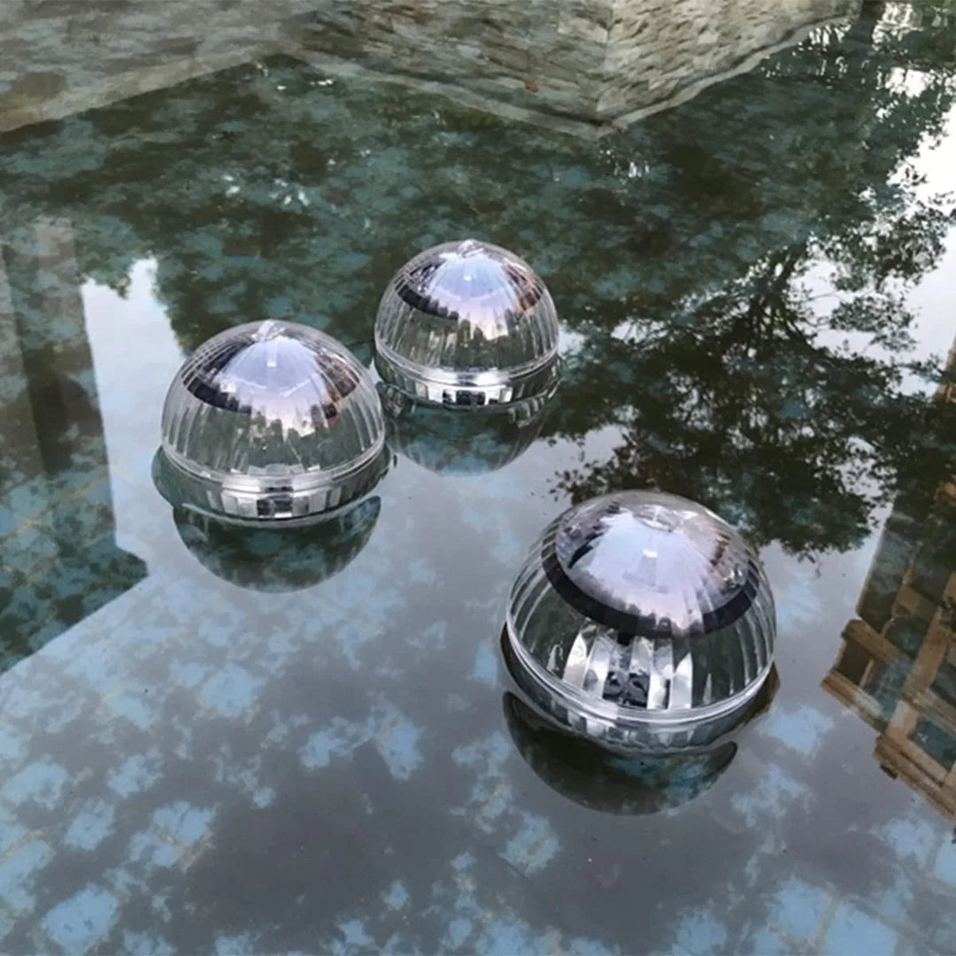 Trådløst RGB solcellelys til poolen. Nem at placere som flydende belysning, der oplades af solen om dagen.