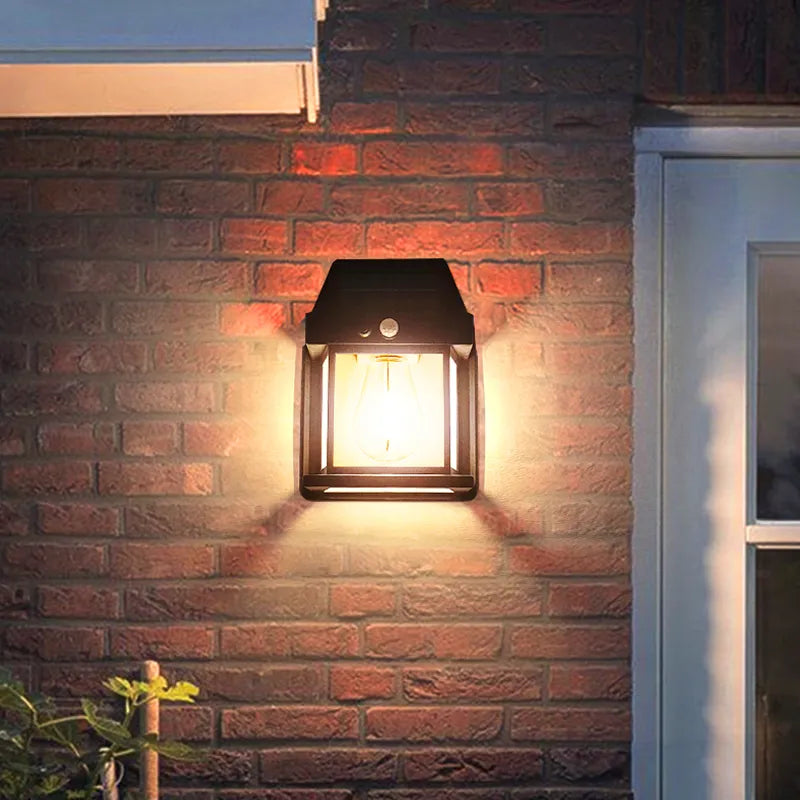 Sikkerhedslampe med solcelle. Intelligent sort væglampe med bevægelsessensor for tryg udendørsbelysning.