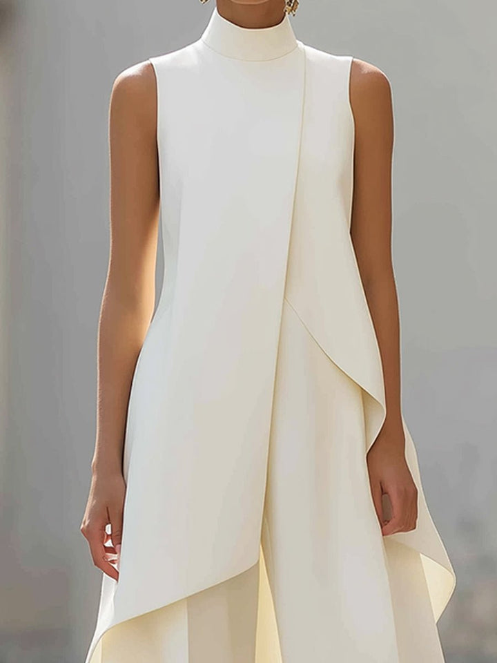 Hvidt elegant buksesæt til damer med asymmetrisk high-neck og wide-leg. Formel og stilfuld.