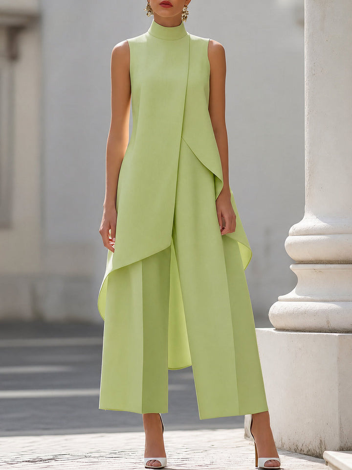 Hvidt dame buksesæt, asymmetrisk high-neck, ærmeløst. Vide ben for et moderne og elegant kontorlook.