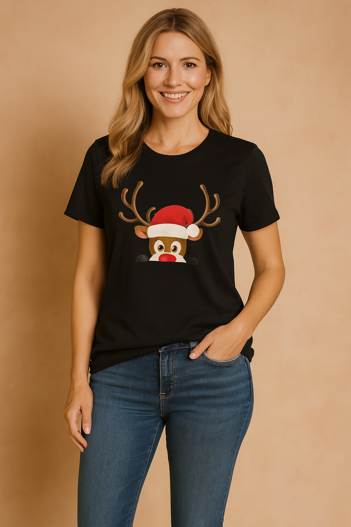 Festlig dame T-shirt med humoristisk julemand og rensdyr. Ideel som julegave eller til afslappet julehygge.