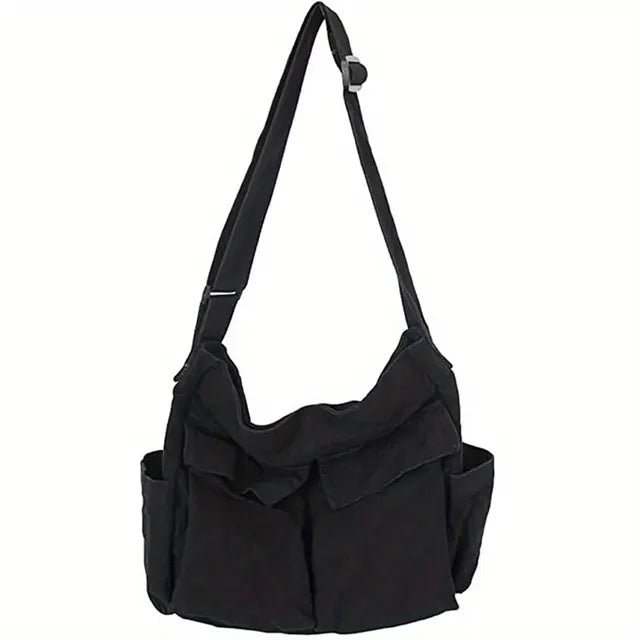 Stilfuld beige kvindetaske med klap. Praktisk skuldertaske og crossbody med justerbar rem til hverdag og studie.