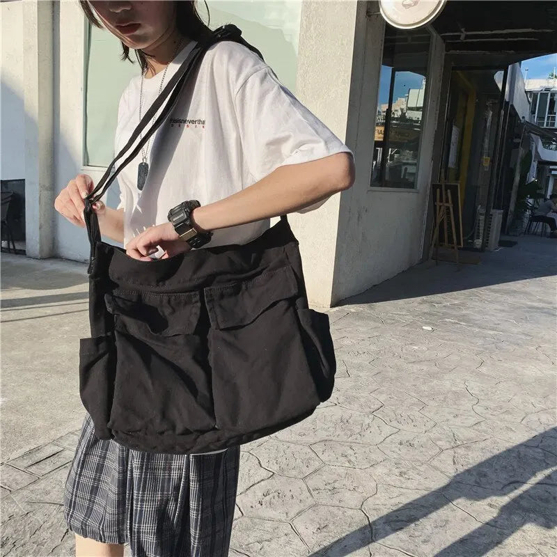 Beige skuldertaske til kvinder med elegant klaplukning. Praktisk og stilfuld hverdagstaske med justerbar rem.