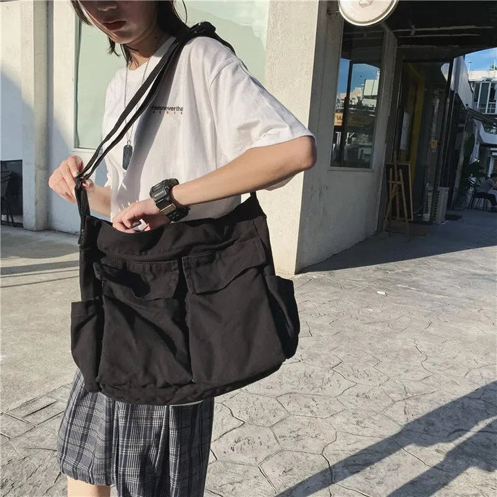Beige skuldertaske til kvinder med elegant klaplukning. Praktisk og stilfuld hverdagstaske med justerbar rem.