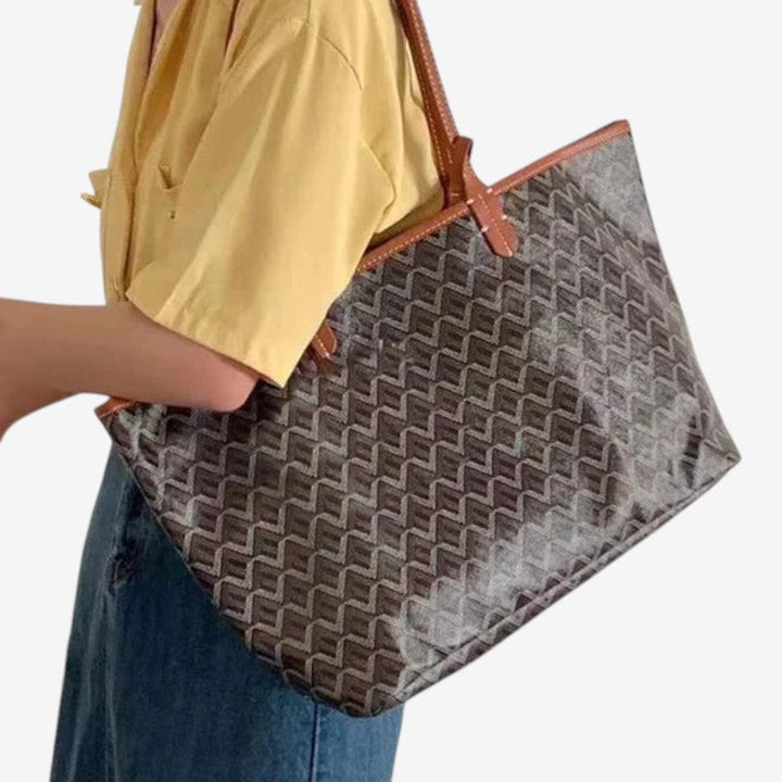 Moderne dame computertaske, et elegant tilbehør til den professionelle kvinde; rummelig og organiseret.