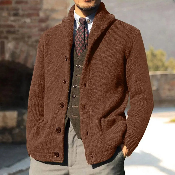 Nærbillede af blød, komfortabel herresweater i elegant strik. Ideel til stilfuld lagpålag beklædning.