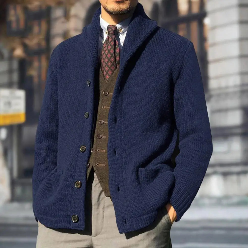 Moderne mand bærer en stilfuld, klassisk herresweater. Komfortabel beklædning til efterårs- og vintermode.