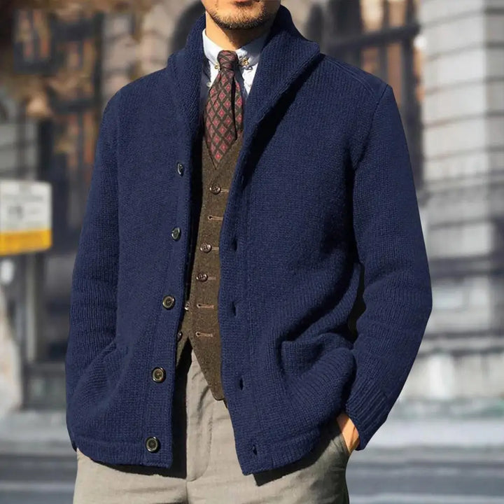 Moderne mand bærer en stilfuld, klassisk herresweater. Komfortabel beklædning til efterårs- og vintermode.