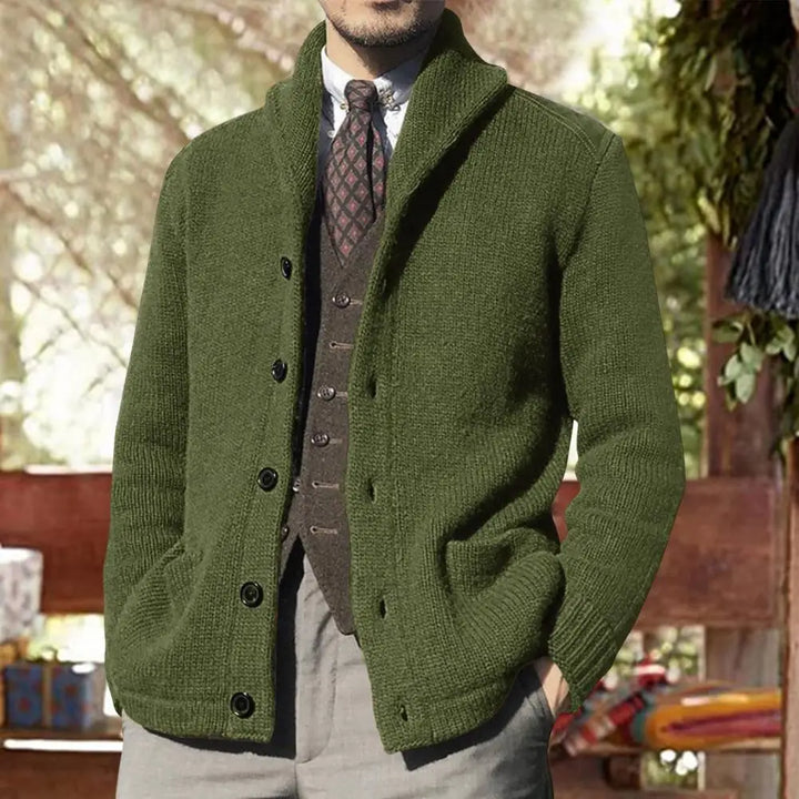 Detalje af elegant herresweater i strik med flot pasform. Komfortabel og stilfuld til enhver lejlighed.