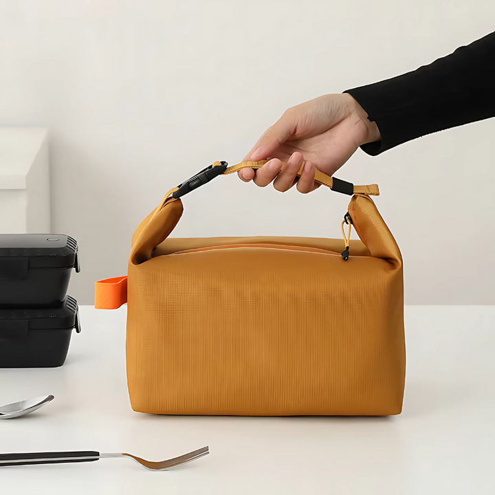 Åben isoleret madpakke taske med rummeligt design til frokost og picnic, foldbar for nem opbevaring.