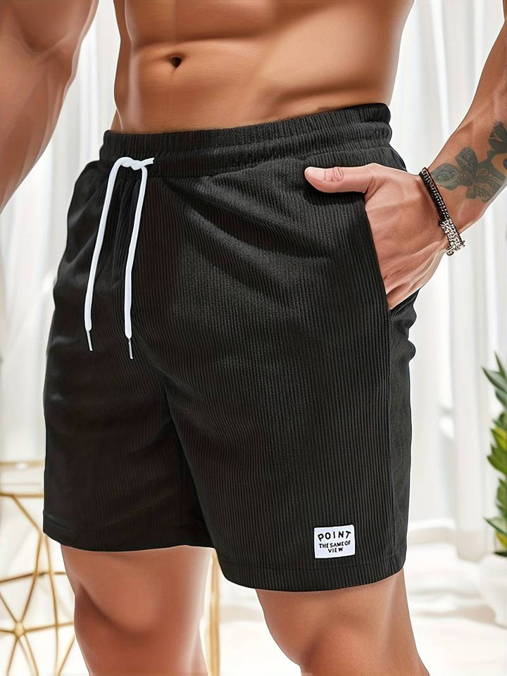 Moderne stribede mænds sommer shorts med et smart design, perfekt til solrige dage og fritid.