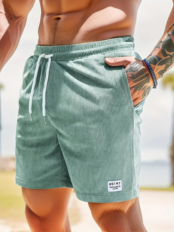 Nærbillede af stribede mænds komfortshorts, der viser det friske mønster og kvalitet for sommerbrug.
