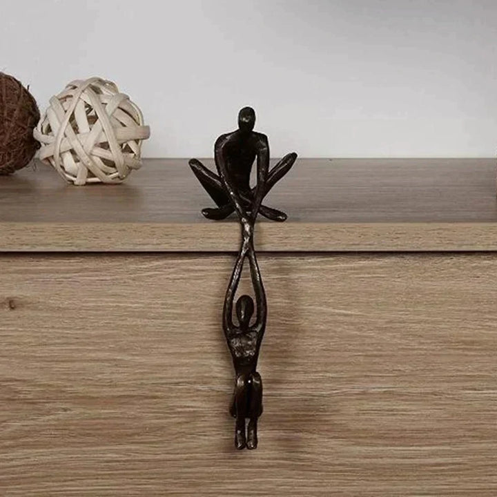 Tidløs skulptur symboliserer kærlighed og styrke. Elegant, moderne design perfekt til hjemmedekoration og boligindretning.