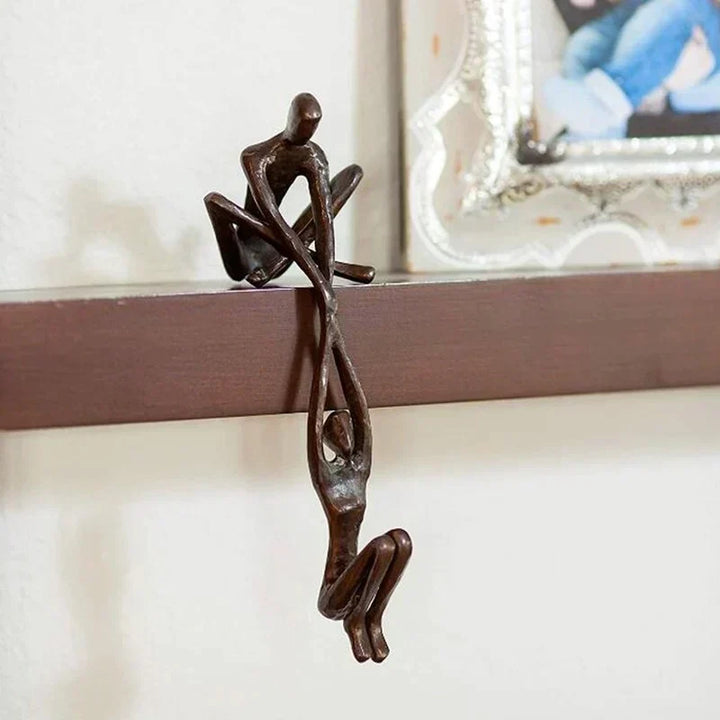 En tidløs kærlighedsskulptur, der udtrykker styrke. Perfekt som symbolsk gaveide og elegant dekoration i hjemmet.